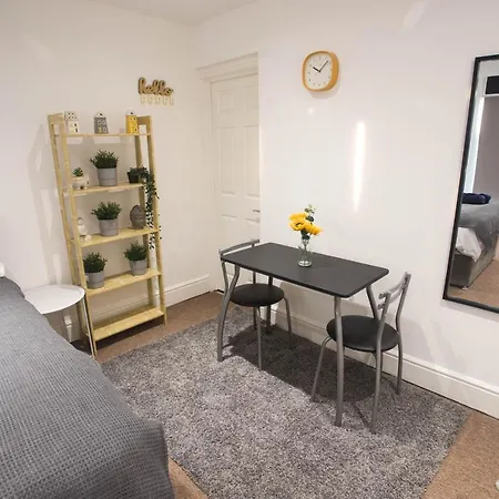 Flat 1, 401 Stapleton Rd *