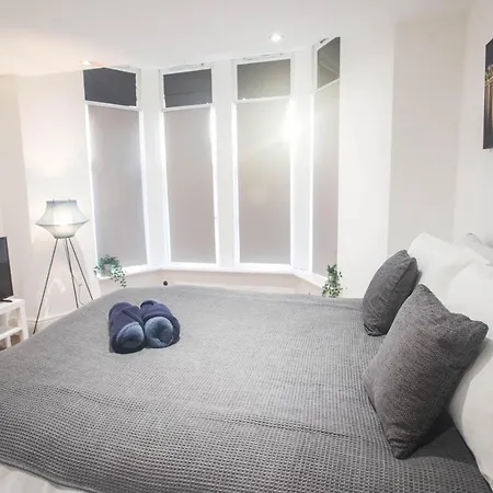 Flat 1, 401 Stapleton Rd *