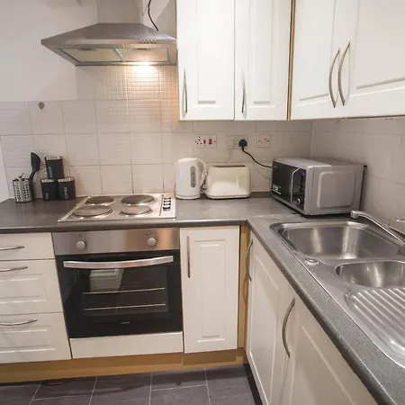 Flat 1, 401 Stapleton Rd *